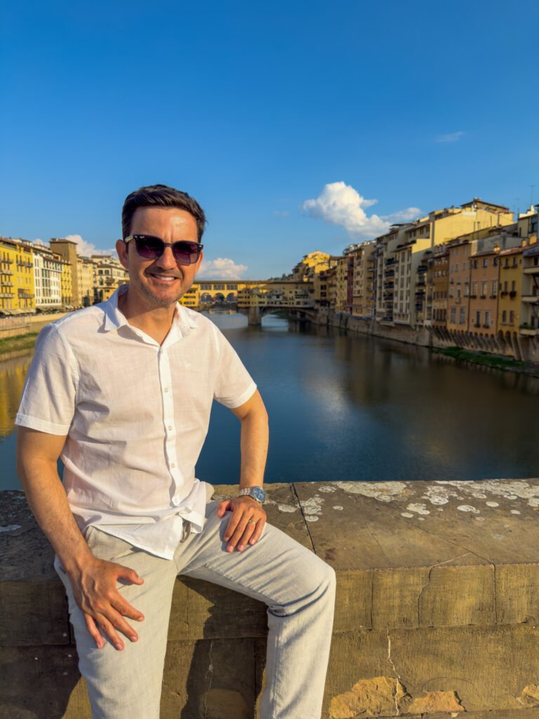 Eu em Florença, Itália — Ponte Vecchio ao fundo